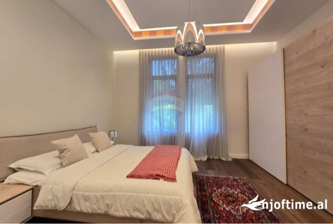 Shtepi me qera Shtepi Private ne Tirane, 4+1, Mobilimi E mobiluar, Pagesa 7,000  Euro.