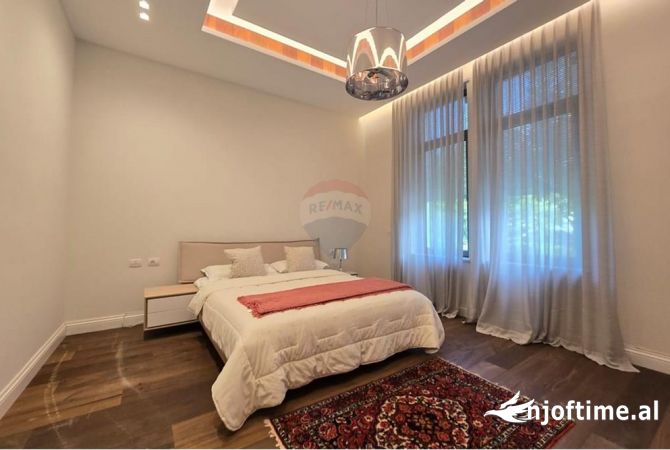 Shtepi me qera Shtepi Private ne Tirane, 4+1, Mobilimi E mobiluar, Pagesa 7,000  Euro.