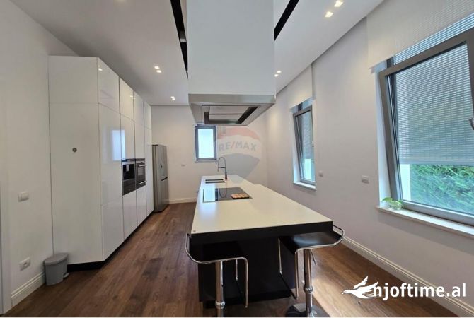 Shtepi me qera Shtepi Private ne Tirane, 4+1, Mobilimi E mobiluar, Pagesa 7,000  Euro.