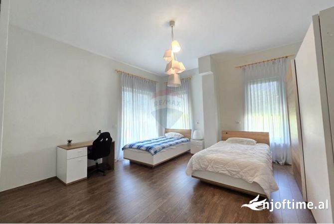 Shtepi me qera Shtepi Private ne Tirane, 4+1, Mobilimi E mobiluar, Pagesa 7,000  Euro.