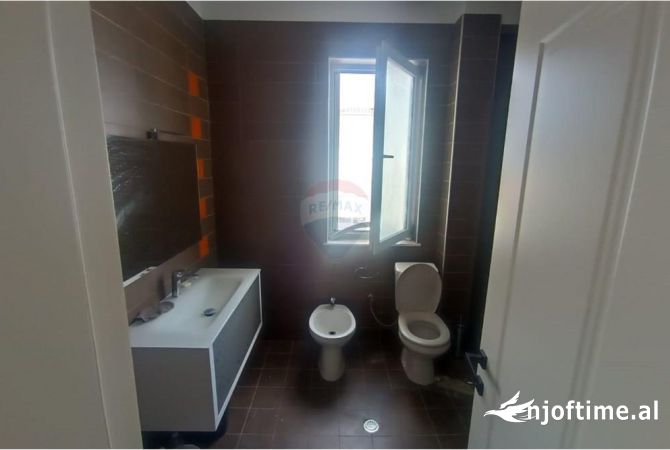 Shtepi ne shitje Apartament ne Tirane, 2+1, Mobilimi E mobiluar, Pagesa 230,000  Euro.