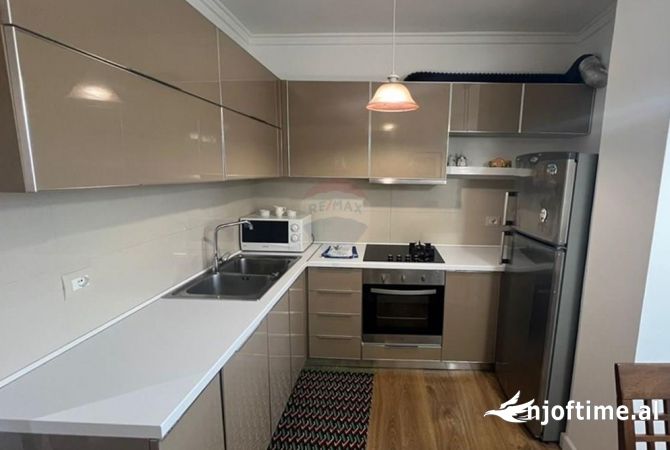Shtepi me qera 2+1 ne Tirane - 1,300 Euro