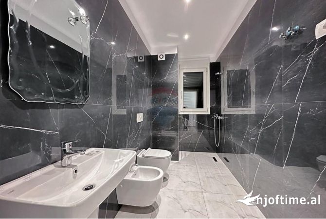 Shtepi ne shitje Apartament ne Tirane, 3+1, Mobilimi Bosh, pa mobiluar, Pagesa 505,000  Euro.