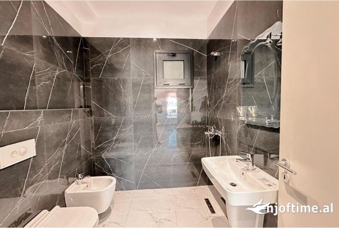 Shtepi ne shitje Apartament ne Tirane, 3+1, Mobilimi Bosh, pa mobiluar, Pagesa 505,000  Euro.