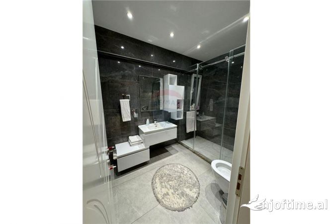 Shtepi ne shitje Apartament ne Tirane, 2+1, Mobilimi E mobiluar, Pagesa 219,000  Euro.