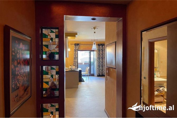 Shtepi ne shitje Apartament ne Tirane, 3+1, Mobilimi E mobiluar, Pagesa 530,000  Euro.