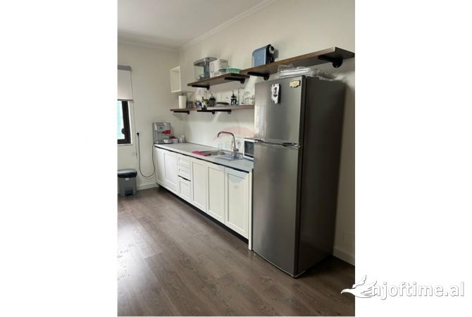 Ambient biznesi me qera 3+1 ne Tirane - 1,000 Euro