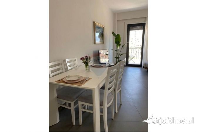 Shtepi me qera Apartament ne Tirane, 1+1, Mobilimi E mobiluar, Pagesa 1,050  Euro.