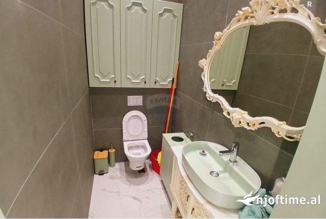 Shtepi ne shitje Apartament ne Tirane, 3+1, Mobilimi E mobiluar, Pagesa 268,000  Euro.