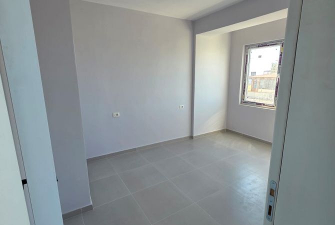 Shtepi ne shitje Apartament ne Durres, 2+1, Mobilimi Bosh, pa mobiluar, Pagesa 125,000  Euro.