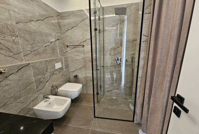 Shtepi me qera Apartament ne Tirane, 2+1, Mobilimi E mobiluar, Pagesa 2,000  Euro.