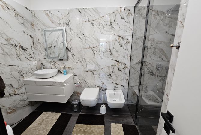 Shtepi me qera Apartament ne Tirane, 2+1, Mobilimi E mobiluar, Pagesa 2,000  Euro.