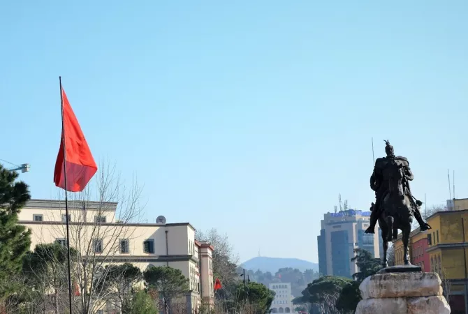 Ambient biznesi me qera 3+1 ne Tirane - 3,000 Euro