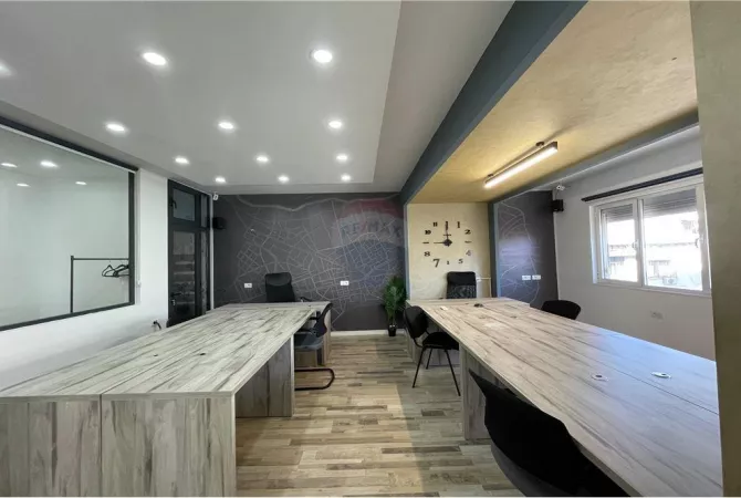 Ambiente Commerciale in Affitto 3+1 a Tirana - 1,400 Euro