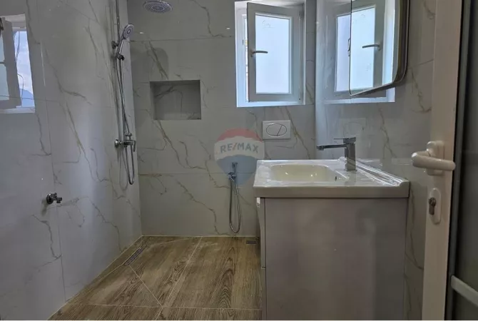 Shtepi ne shitje Apartament ne Tirane, 2+1, Mobilimi Bosh, pa mobiluar, Pagesa 145,000  Euro.