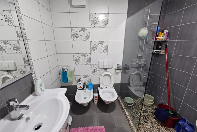 Shtepi ne shitje Apartament ne Tirane, 2+1, Mobilimi E mobiluar, Pagesa 255,000  Euro.