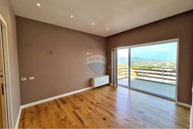 Shtepi ne shitje Vila Luksoze ne Tirane, 5+1, Mobilimi Pjeserisht e mobiluar, Pagesa 1,500,000  Euro.