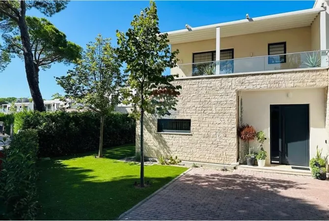 Shtepi ne shitje Vila Luksoze ne Durres, 5+1, Mobilimi E mobiluar, Pagesa 835,000  Euro.