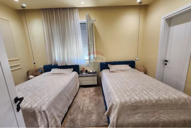 Shtepi ne shitje Penthose(kati i fundit panoramik) ne Tirane, 3+1, Mobilimi E mobiluar, Pagesa 420,000  Euro.