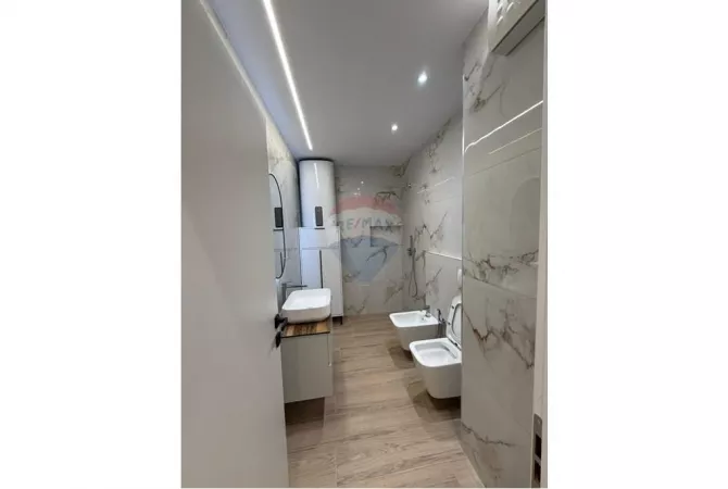 Shtepi ne shitje Apartament ne Tirane, 2+1, Mobilimi E mobiluar, Pagesa 250,000  Euro.