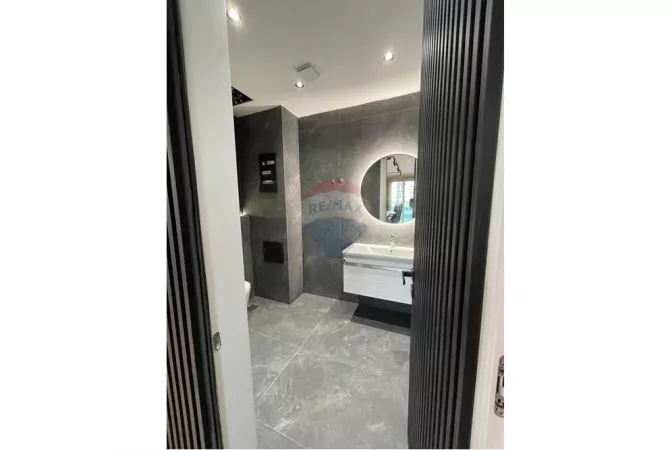Ambiente Commerciale in Affitto 3+1 a Tirana - 2,000 Euro