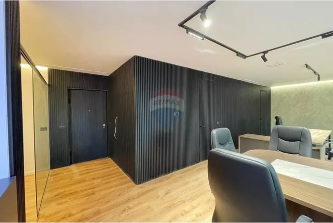 Ambiente Commerciale in Affitto 3+1 a Tirana - 2,000 Euro