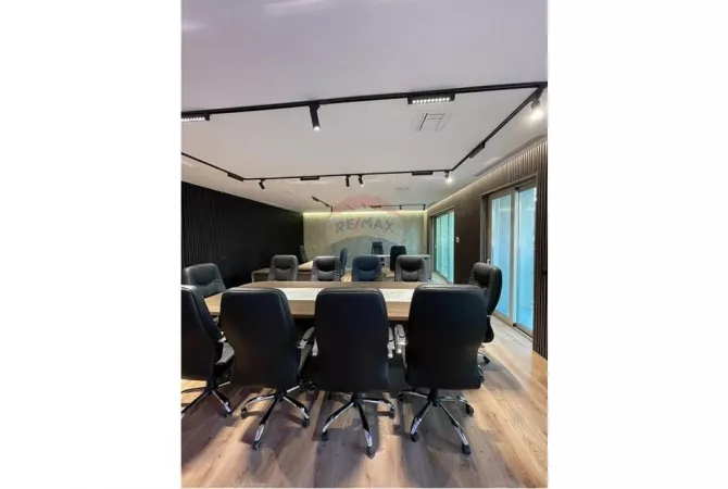 Ambiente Commerciale in Affitto 3+1 a Tirana - 2,000 Euro