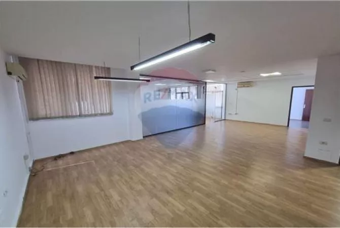 Ambiente Commerciale in Affitto 3+1 a Tirana - 2,350 Euro