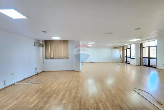 Ambiente Commerciale in Affitto 3+1 a Tirana - 2,350 Euro