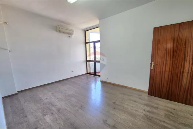 Ambiente Commerciale in Affitto 3+1 a Tirana - 2,350 Euro