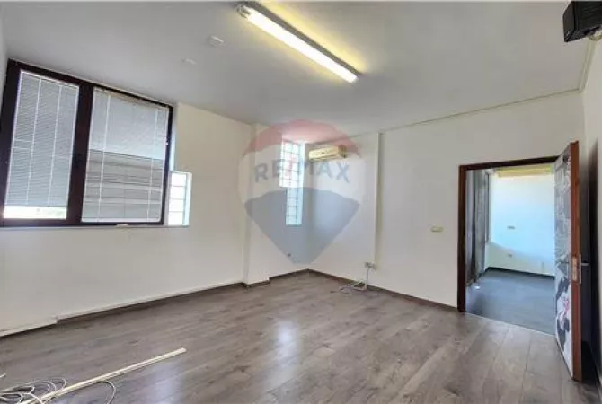 Zyre 200 m2 me qera ne Bllok