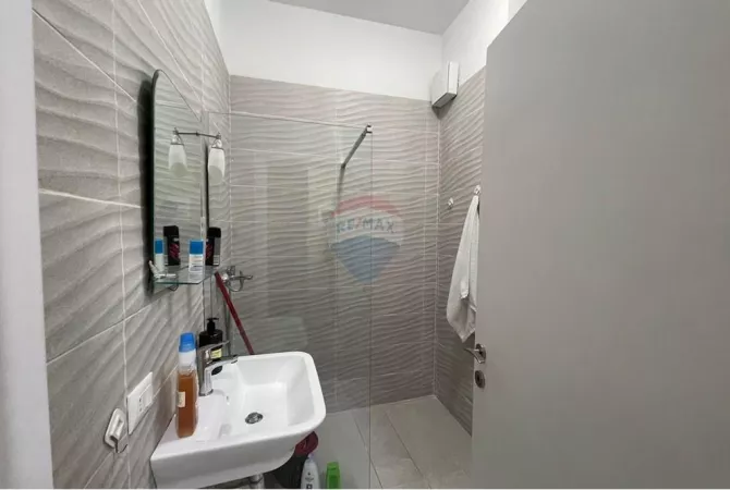 Shtepi ne shitje Apartament ne Tirane, 2+1, Mobilimi Bosh, pa mobiluar, Pagesa 197,000  Euro.
