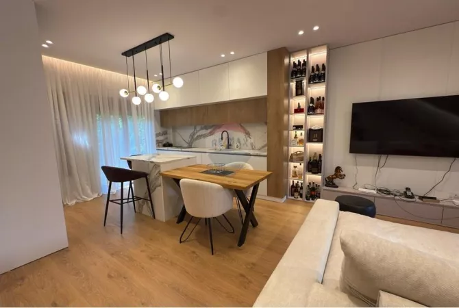 Shtepi me qera 3+1 ne Tirane - 2,500 Euro