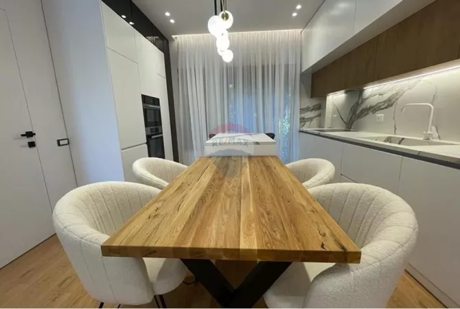 Shtepi me qera Apartament ne Tirane, 3+1, Mobilimi E mobiluar, Pagesa 2,500  Euro.