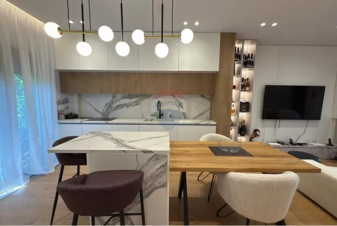 Shtepi me qera Apartament ne Tirane, 3+1, Mobilimi E mobiluar, Pagesa 2,500  Euro.