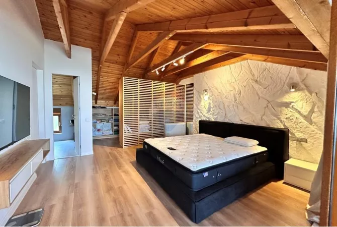 Shtepi me qera Apartament ne Tirane, 3+1, Mobilimi E mobiluar, Pagesa 2,500  Euro.