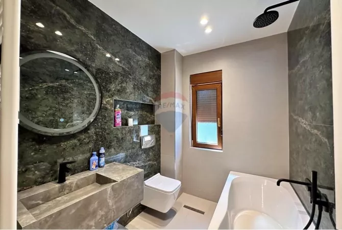 Shtepi me qera Apartament ne Tirane, 3+1, Mobilimi E mobiluar, Pagesa 2,500  Euro.