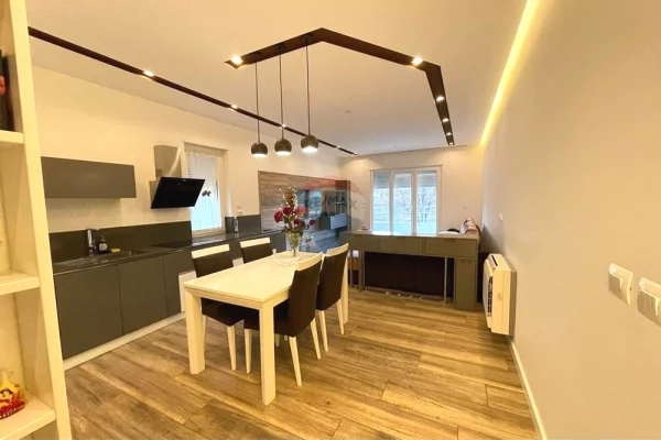 Shtepi me qera Apartament ne Tirane, 3+1, Mobilimi E mobiluar, Pagesa 1,500  Euro.