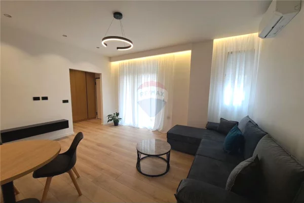 Shtepi ne shitje Apartament ne Tirane, 1+1, Mobilimi E mobiluar, Pagesa 122,000  Euro.