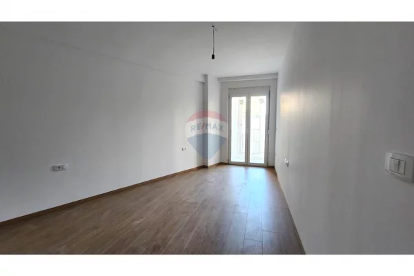 Shtepi ne shitje Apartament ne Tirane, 2+1, Mobilimi Bosh, pa mobiluar, Pagesa 385,000  Euro.
