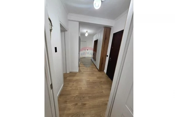 Shtepi ne shitje Apartament ne Tirane, 3+1, Mobilimi E mobiluar, Pagesa 180,000  Euro.