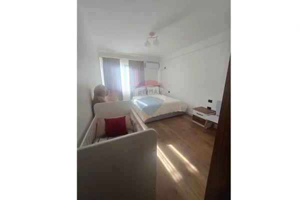 Shtepi ne shitje Apartament ne Tirane, 3+1, Mobilimi E mobiluar, Pagesa 180,000  Euro.