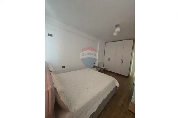 Shtepi ne shitje Apartament ne Tirane, 3+1, Mobilimi E mobiluar, Pagesa 180,000  Euro.