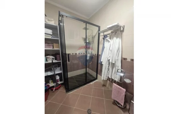 Shtepi ne shitje Apartament ne Tirane, 3+1, Mobilimi E mobiluar, Pagesa 180,000  Euro.
