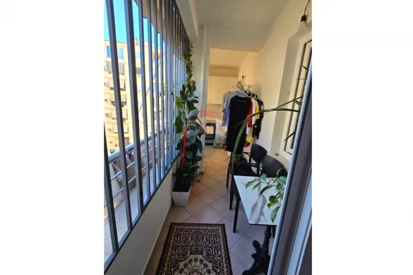 Shtepi ne shitje Apartament ne Tirane, 3+1, Mobilimi E mobiluar, Pagesa 180,000  Euro.