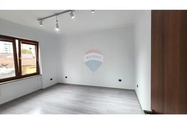 Ambient biznesi me qera 3+1 ne Tirane - 750 Euro