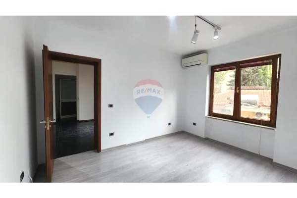 Zyre me qera tek Rruga e Durresit