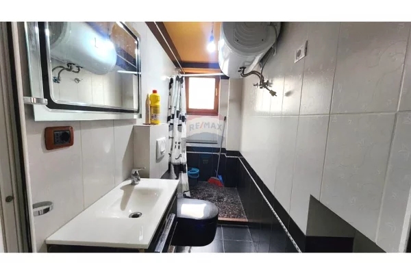 Zyre me qera tek Rruga e Durresit