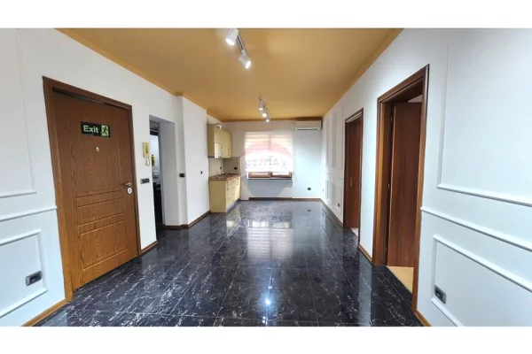 Zyre me qera tek Rruga e Durresit