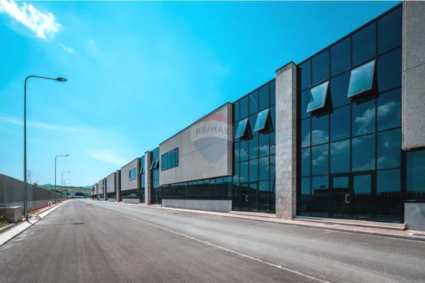 Ambient biznesi me qera 4+1 ne Tirane - 4,000 Euro